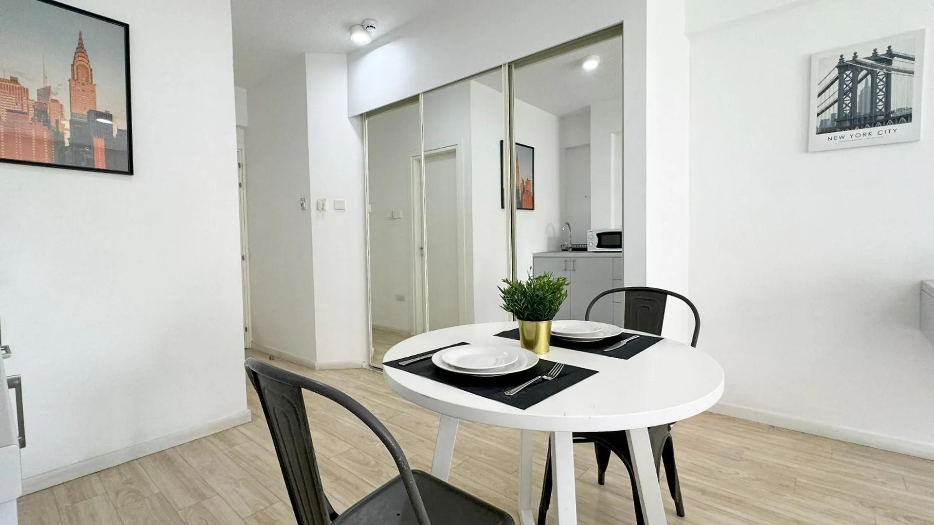 Palmbeach Larnaka Finikoudes - 1Min To Beach Apartment